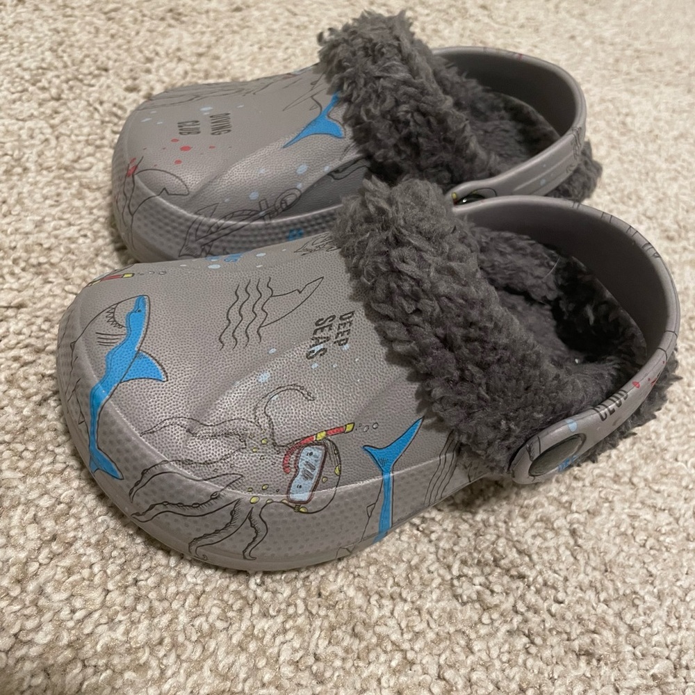 Crocs fuzzy toddler size 5/6 nautical